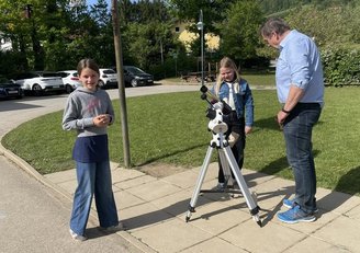 Schülerinnen beobachten den Himmel mit Wissenschaftsbotschafter