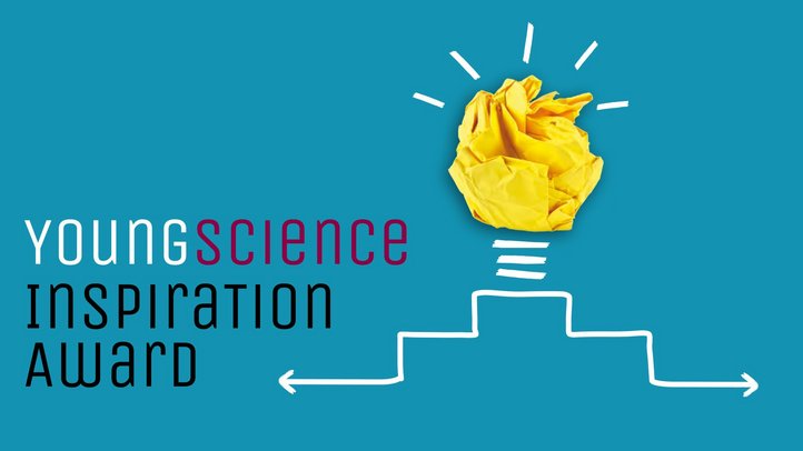 "Young Science Inspiration Award" und eine Glühbirne auf einem Podest vor blauem Hintergrund 