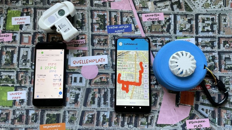 Smartphones und Messgeräte liegen auf einem Stadtplan