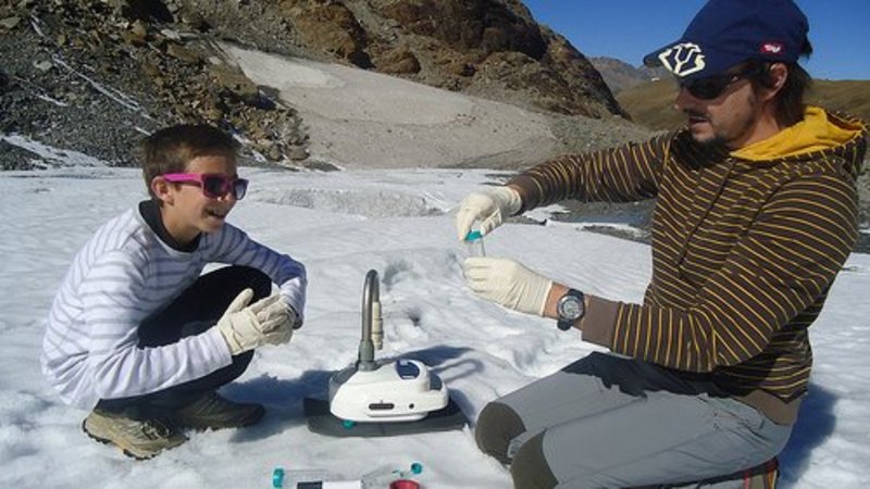 Ein Schüler und ein Forscher erheben Daten im Schnee