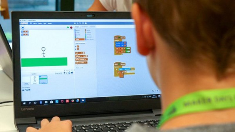 Ein Schüler arbeitet in einer Programmierumgebung am Laptop