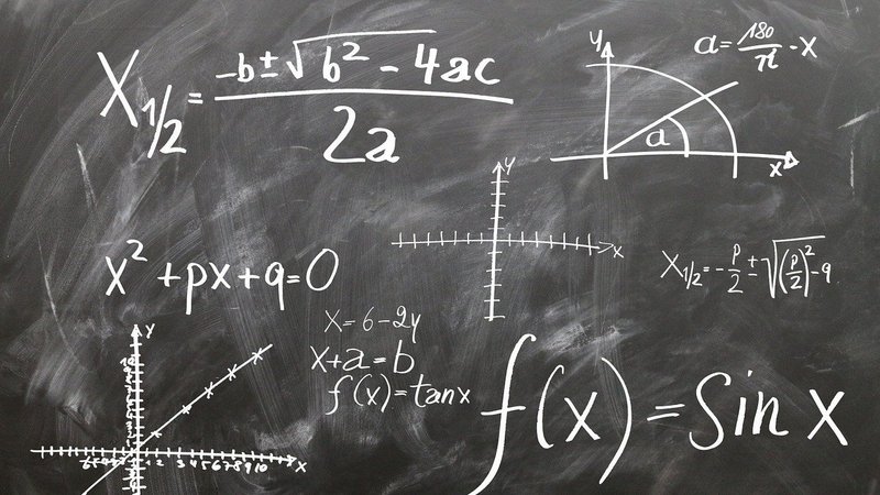 Mathematische Formeln auf einer schwarzen Tafel