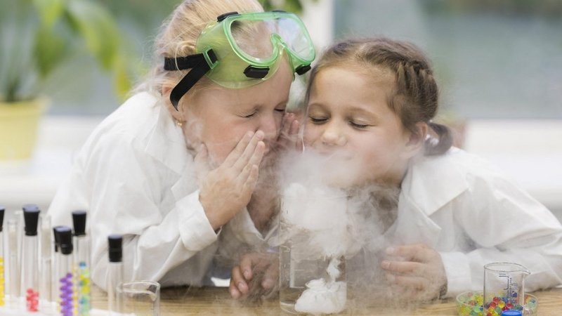 Zwei kleine Mädchen experimentieren in einem Labor