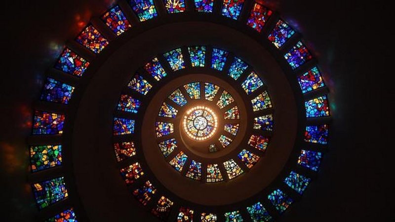 Spirale aus Buntglasfenstern