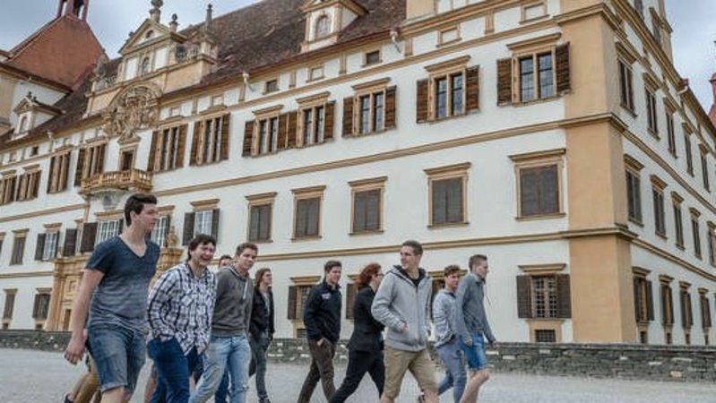 Ein Schülergruppe vor Schloss Eggenberg