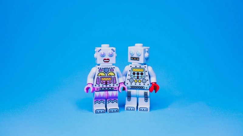 zwei kleine LEGO-Roboter