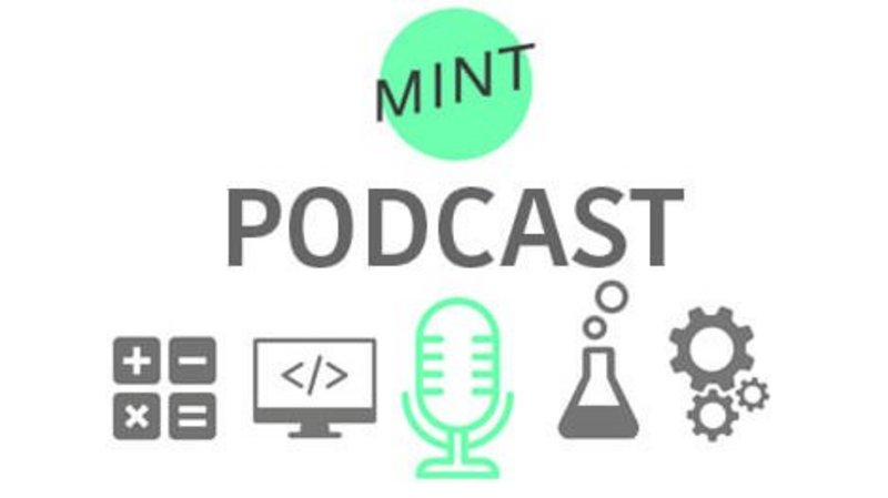 "MINT Podcast" mit Symbolen zu Wissenschaft und Technik neben einem Mikrofon