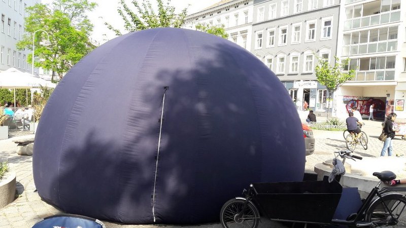 Public-Space-Planetarium aufgebaut
