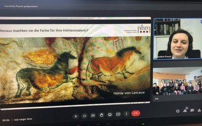Online-Workshop, man sieht die Forscherin und die Kinder auf einem Computer-Bildschirm