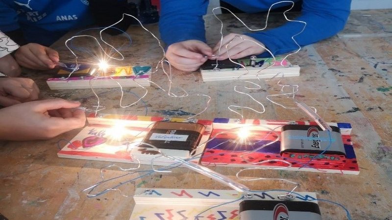 Kinder arbeiten an einem Elektro-Experiment 