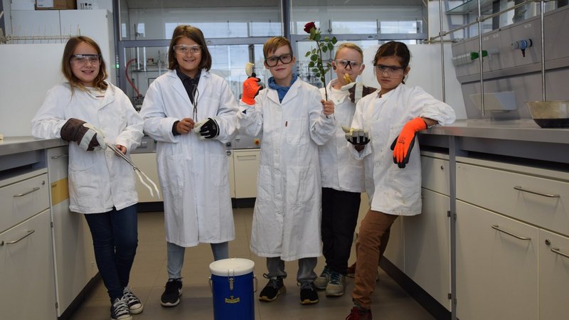 Junge Forscherinnen und Forscher im Labor