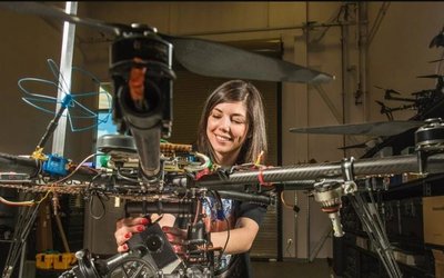 Frau arbeitet an der Technik einer Drohne