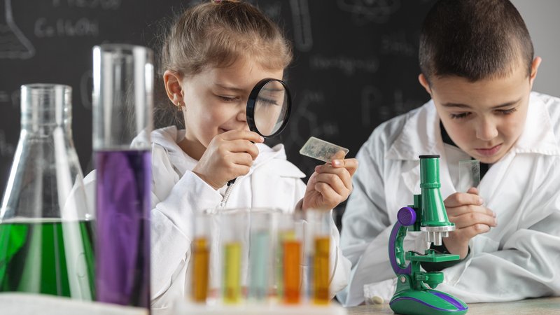 Kinder forschen im Labor