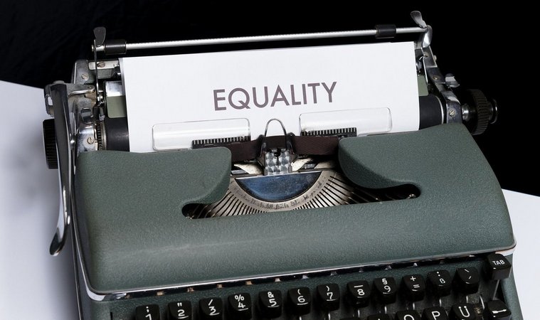 Schreibmaschine mit getippter Überschrift "EQUALITY"