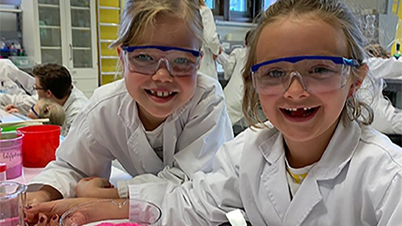 Das Experimentieren im Chemie-Labor steht bei den JKU Science Holidays ebenso auf dem Programm wie Workshops, Vorlesungen, Exkursionen und Sportangebote. 