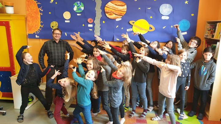 Young-Science-Botschafter Dr. Johannes Leitner besucht eine Schule