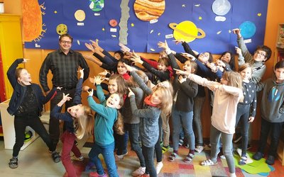 Young-Science-Botschafter Dr. Johannes Leitner besucht eine Schule