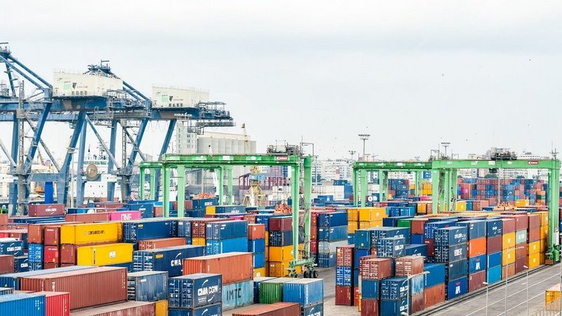 Hafen mit Containern