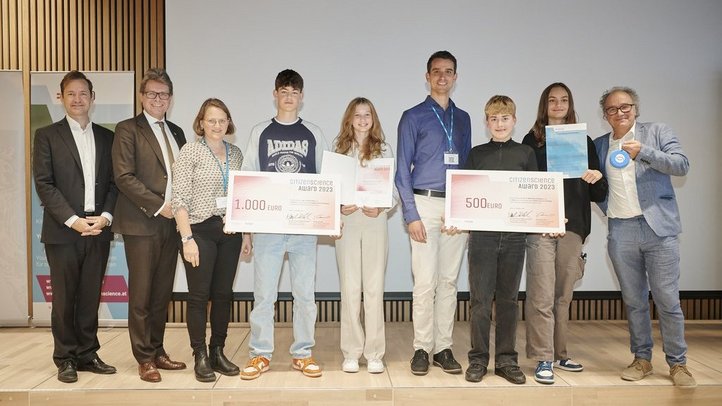Preisträger/innen des Projekts "Saubere Luft am Schulweg" auf der Bühne