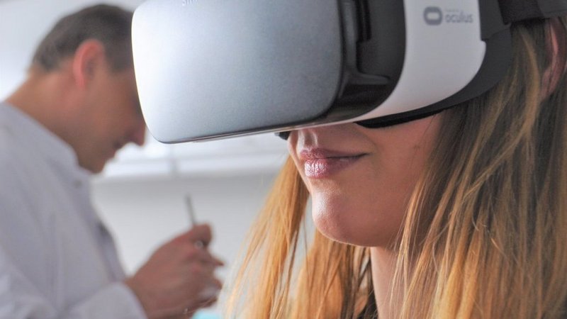 Schülerin mit einer Virtuell Reality Brille