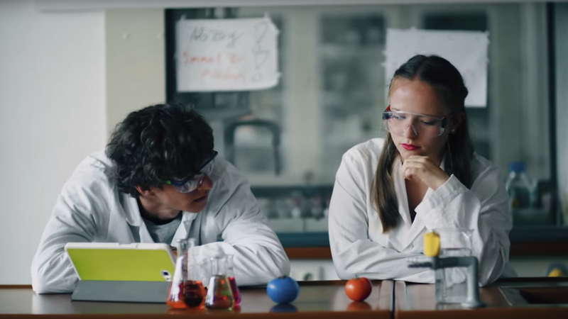 Ein Schüler und eine Schülerin im Labor