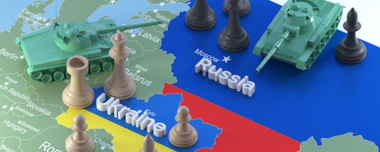 Plastik Panzer und Schachfiguren gegeneinander gerichtet auf einer Landkarte von der Ukraine und Russland