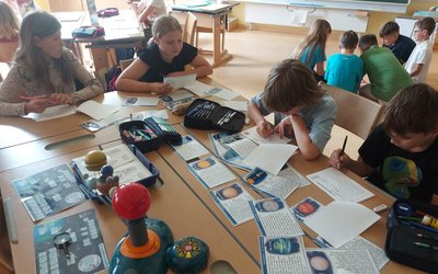 Schülerinnen und Schüler arbeiten in einem Workshop