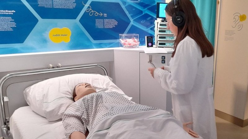 Schülerin bei medizinischer Forschung an einem Krankenbett